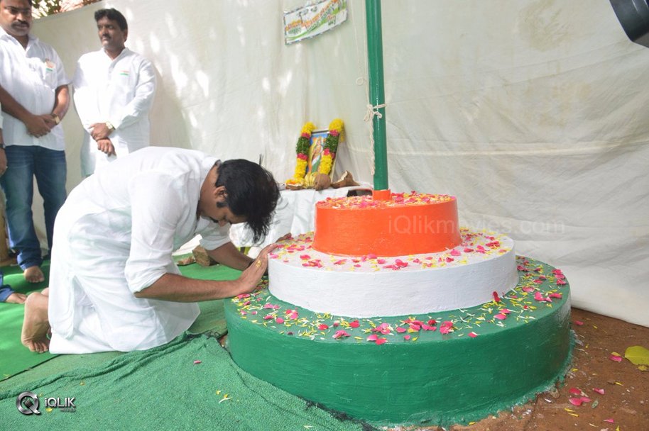 JanaSena-Chief-PawanKalyan-Celebrating-Independence-Day